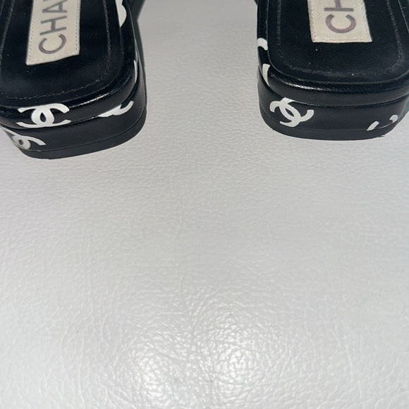 Chanel lambkin, leather flip-flops size 7 - Picture 3 of 3